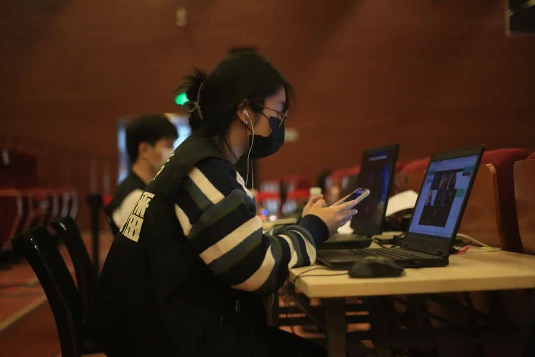 新传直播团队成员在导播台前确认直播流程