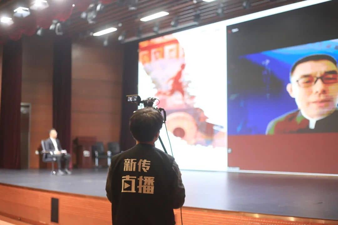 线上嘉宾通过大屏参与「纪实影像照见未来」系列活动交流