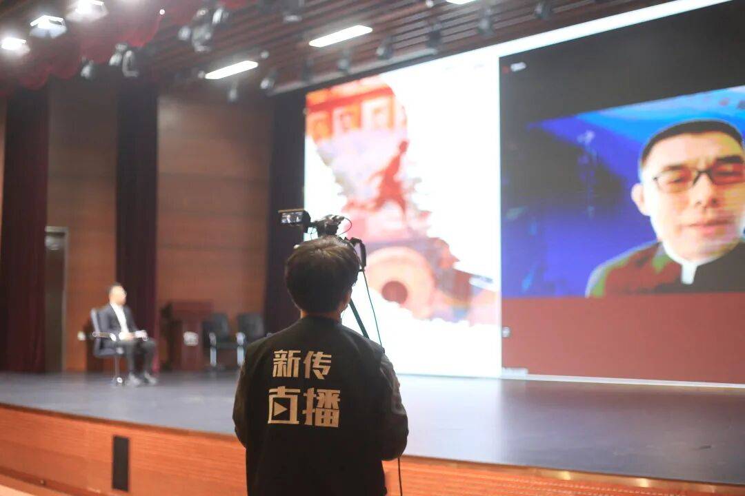「纪实影像照见未来」系列活动直播现场,线上嘉宾通过大屏参与交流