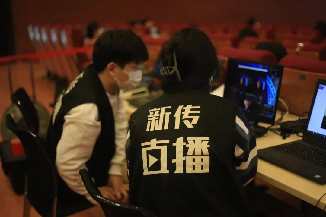 新传直播团队成员在广州图书馆导播区进行信号监看