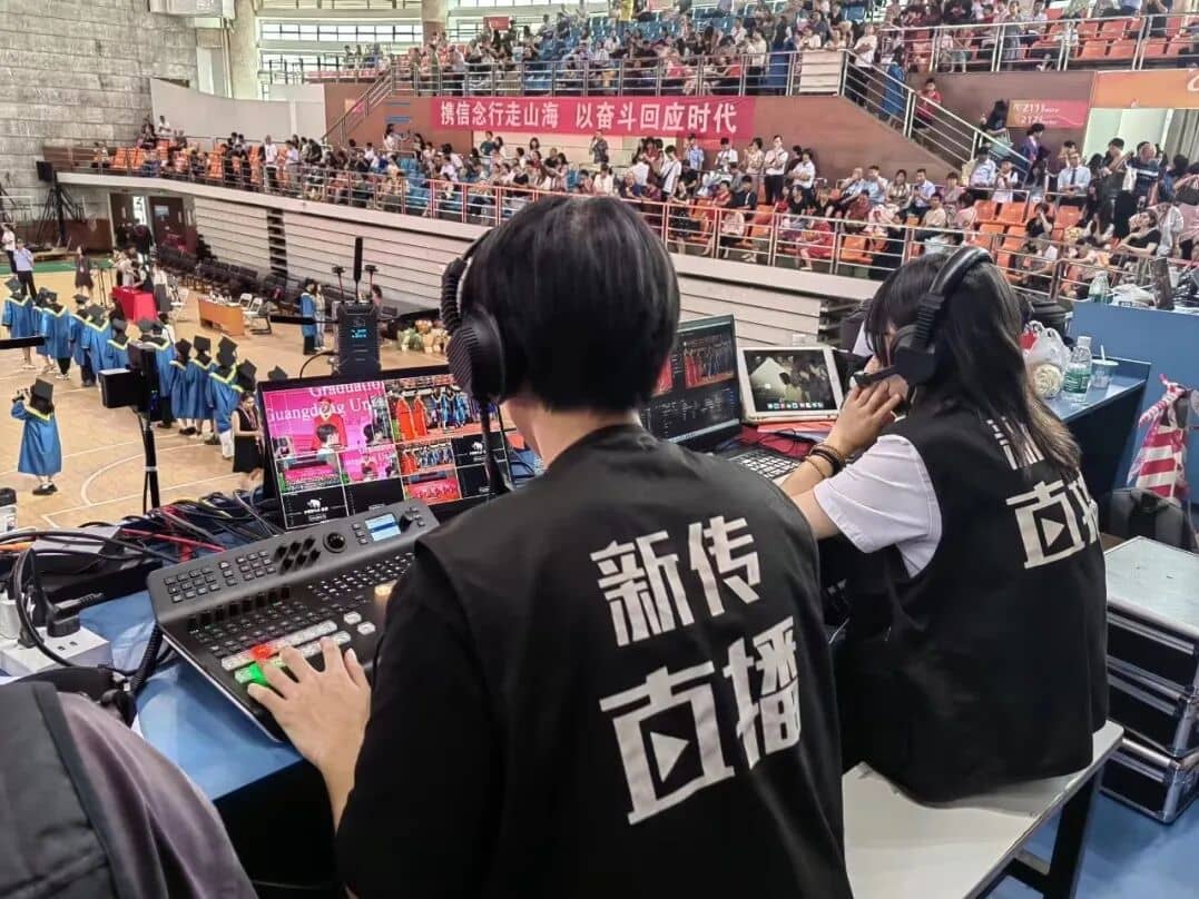 新传工作室成员在体育馆看台导播席完成多机位切换
