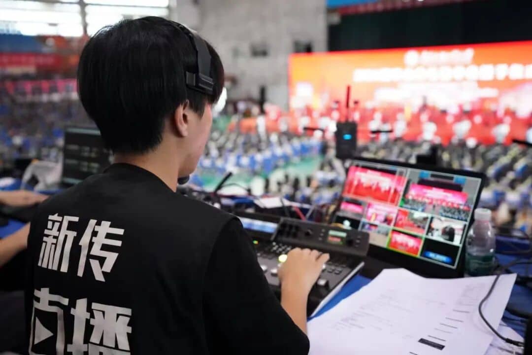 导播成员通过多画面监看毕业典礼直播信号