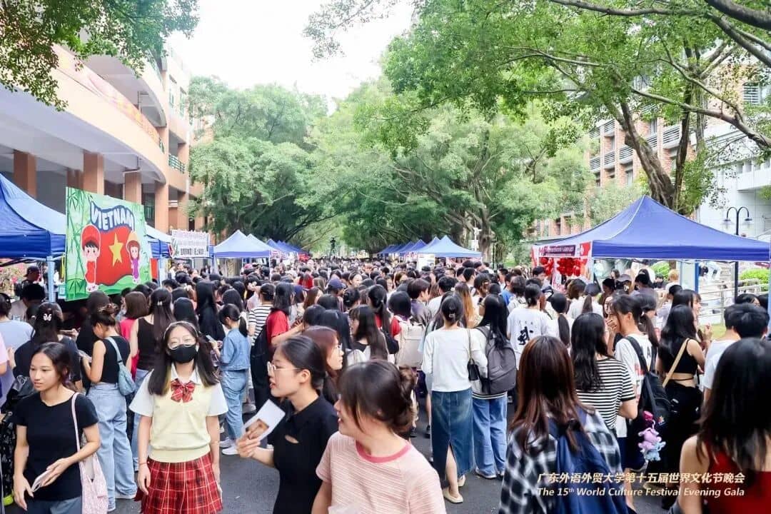 Crowds at the food corridor of the 15th World Culture Festival