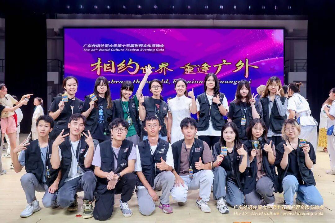 XinChuan Studio livestream team at the 15th World Culture Festival gala stage