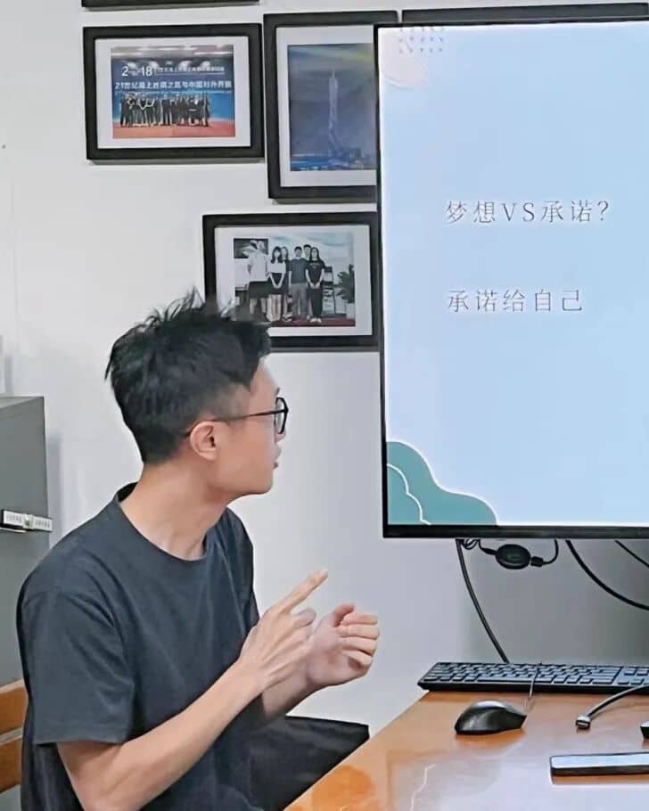 A Keyframe Party member presenting the promise-themed production recap at XinChuan Studio